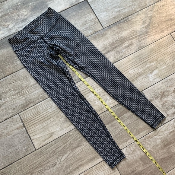 Lululemon • Black & Gray Wunder Under Leggings • 4 - Picture 5 of 16